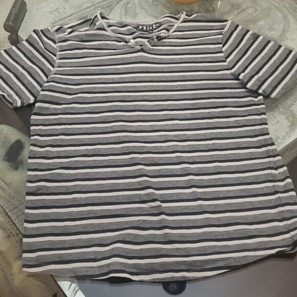 𝅺volcom Tee - Picture 1 of 5